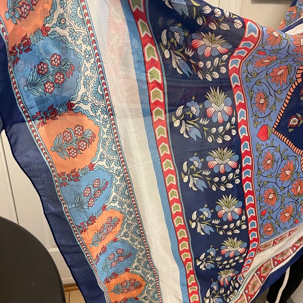 A large 100% silk scarf can be used as a wrapper or Hijab - Picture 12 of 16